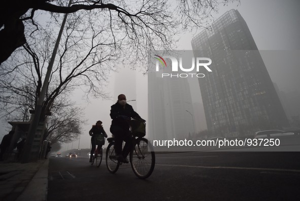 (151201) -- BEIJING, Dec. 1, 2015 () -- People ride in fog in Beijing, capital of China, Dec. 1, 2015. Heavy fog hit Beijing on Tuesday....