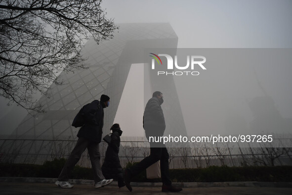 (151201) -- BEIJING, Dec. 1, 2015 () -- People wearing respirators walk past the China Central Television (CCTV) headquarters in Beijing, ca...