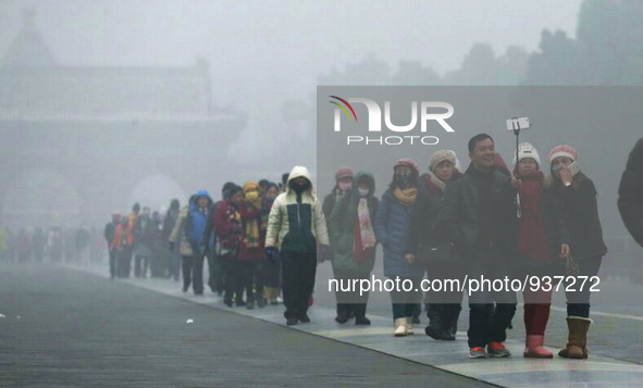 (151201) -- BEIJING, Dec. 1, 2015 () -- People visit the Tiantan Park in Beijing, capital of China, Dec. 1, 2015. Heavy fog hit Beijing on T...