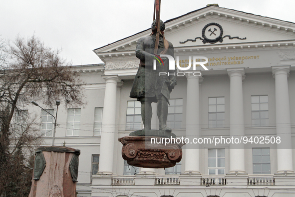 DNIPRO, UKRAINE - JANUARY 6, 2023 - Utility workers dismantle the monument to a russian scientist Mikhail Lomonosov with the help of special...