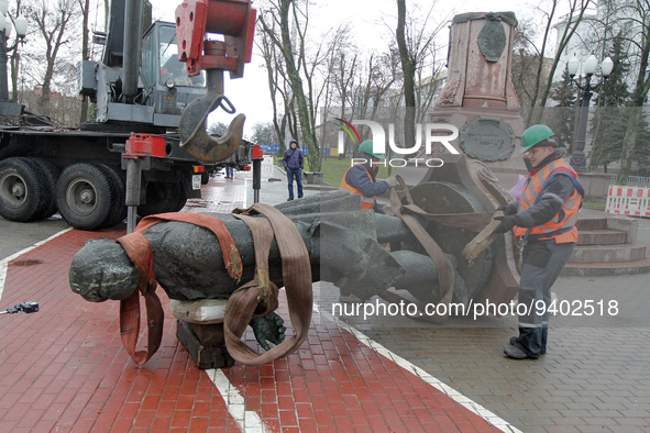 DNIPRO, UKRAINE - JANUARY 6, 2023 - Utility workers dismantle the monument to a russian scientist Mikhail Lomonosov with the help of special...