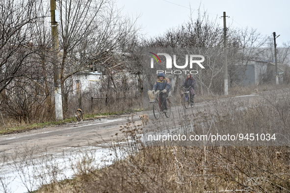 HULIAIPOLE, UKRAINE - JANUARY 14, 2023 - People cycle along a street in Huliaipole, Zaporizhzhia Region, southeastern Ukraine. NO USE RUSSIA...