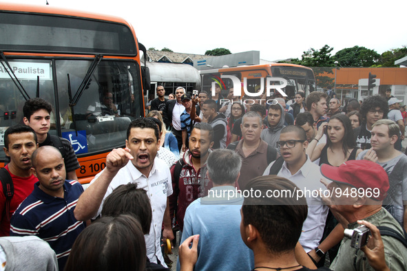 Students of teaching state system make protest in the city of São Paulo, against school reorganization and closure of schools. December 7, 2...
