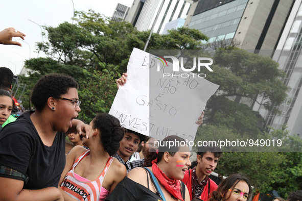 Students of teaching state system make protest in the city of São Paulo, against school reorganization and closure of schools. December 7, 2...