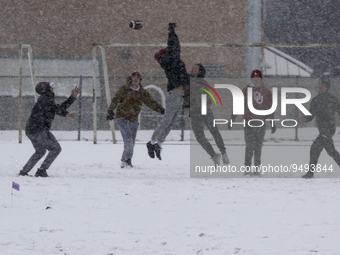University students play  football  snow  amid heavy snow fall at Norman, Oklahoma, USA. 24 January 2023. (