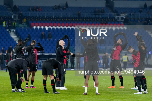 Stefano Pioli of AC Milan gives instructions to his players during the warm up prior the Serie A match between SS Lazio and AC Milan at Stad...
