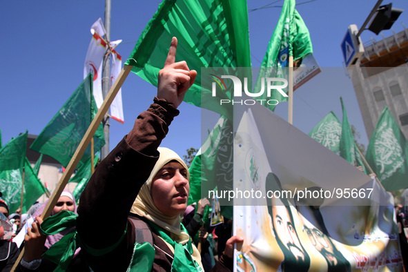 RAMALLAH, PALESTINE -April 30, 2014: Palestinian girl during the funeral of the two Hamas members Adel and Imad Awadallah who was reportedly...
