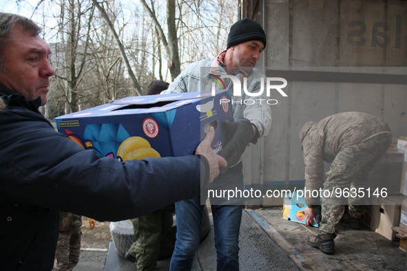 KHERSON, UKRAINE - FEBRUARY 21, 2023 - Volunteers and local residents unload a truck with humanitarian aid from the Volunteers of Prydesenny...