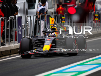 01 VERSTAPPEN Max (nld), Red Bull Racing RB19, action pitlane during the Formula 1 STC Saudi Arabian Grand Prix 2023, 2nd round of the 2023...