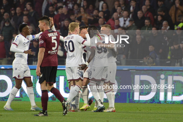 Lewis Ferguson of Bologna FC  rejoices after scoring a goal  of 1-1 with his teammate   during the Serie A match between US Salernitana 1919...