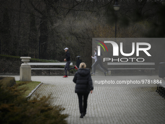 Peopel are seen running and walking at the Ujazdowskie park in Warsaw, Poland on 20 March, 2023. (