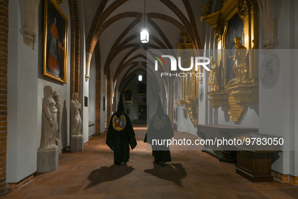 KRAKOW, POLAND - MARCH 10:
Two members of the Arch-confraternity of the Lord's Passion arrive ahead of the Jerusalem procession on the third...