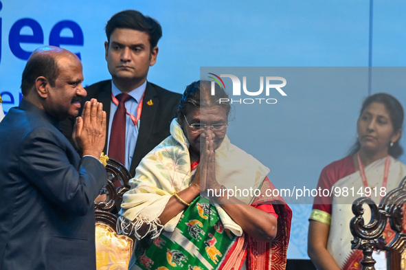  President of India Smt . Droupadi Murmu and Governor of West Bengal Dr. C.V. Ananda Bose as seen during the Presidents civic recpetion by W...
