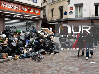Due to the strike of Parisian garbage collectors since March 27, 2023 to protest against the pension reform, piles of garbage bags continue...