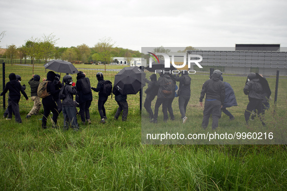 Balck blocs try to destroy the fences arounf a building of Pierre Fabre Industries. More than 8000 protesters marched 12km against the plann...