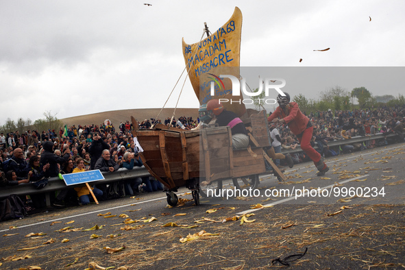 A 'hand made racing car' during the race. More than 8000 protesters marched 12km against the planned A69 highway. The collectives 'La Voie E...