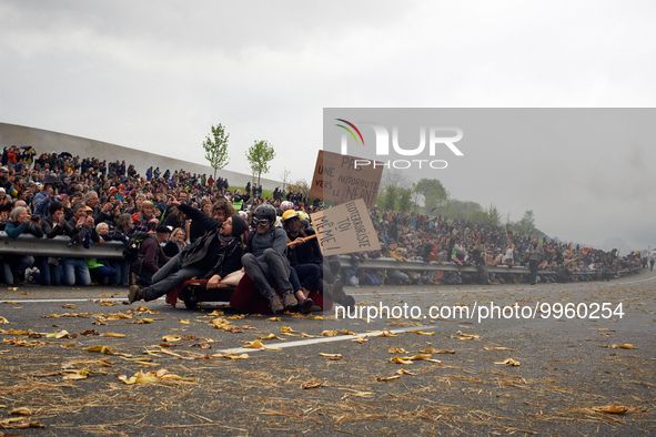 A handmuade racing car arrives during the march. More than 8000 protesters marched 12km against the planned A69 highway. The collectives 'La...