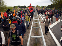 More than 8000 protesters marched 12km against the planned A69 highway. The collectives 'La Voie Est Libre' (ie 'The Way Is Free'), the farm...