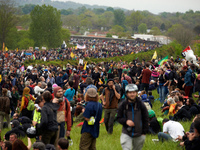 More than 8000 protesters marched 12km against the planned A69 highway. The collectives 'La Voie Est Libre' (ie 'The Way Is Free'), the farm...