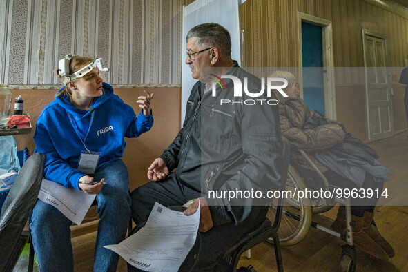 A doctor from the NGO FRIDA attends a patient in Pisky Radkivski. FRIDA ONG is a team of Israeli medical volunteers who help war-affected ci...