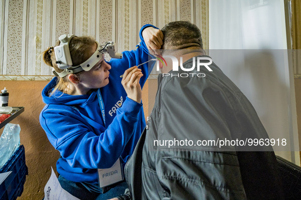 A doctor from the FRIDA NGO gives a treatment to a patient in Pisky Radkivski. FRIDA ONG is a team of Israeli and Ukrainian doctors and assi...