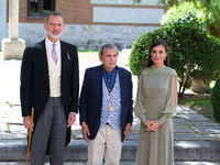 King Felipe VI of Spain, Venezuelan writer Rafael Cadenas and Queen Letizia of Spain pose for the photographers after the ''Miguel De Cervan...