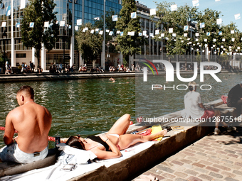  People Swim In The Canal Saint Martin