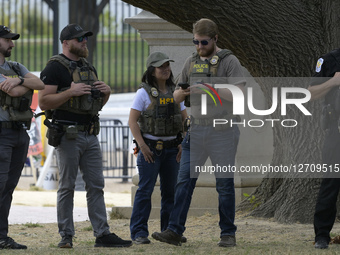 DC: HSI Special Agents hold a White House walking around 
