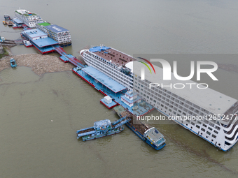 Three Gorges Zigui Port Float Cleaning.