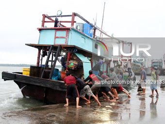 Despite Extreme Weather, Fishermen Still Catch Fish In Indonesia