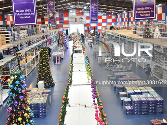 Production Of Christmas Glass Spheres At El Castillo De La Esfera Factory