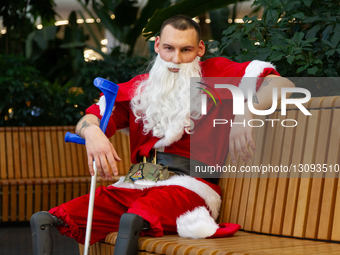 Santa-clad veteran on prosthetics appears at Kyiv shopping center.