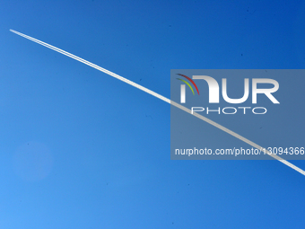 Aeroplane Fly Leaves Contrails 