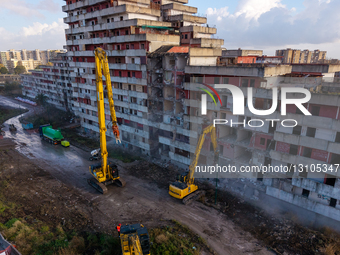 Naples: Demolition of the Vela Rossa in Scampia Begins