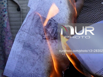 Indian Hindu Activists Burn Effigy Of Bangladesh’s Interim Chief Adviser In Ajmer Protest