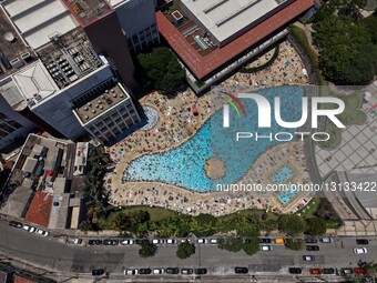 People Enjoy The Intense Heat In The City Of São Paulo, Brazil.