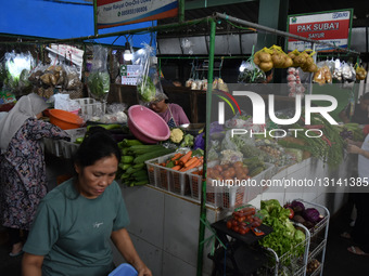 Buying And Selling Activities At The End Of 2025 In Traditional Indonesian Markets 