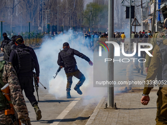 Indian Police Clash With Pro-Khamenei Protesters In Kashmir