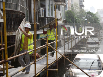 Workers Set Up A Temporary Trestle To Prepare For The Coming Rainstorm In China