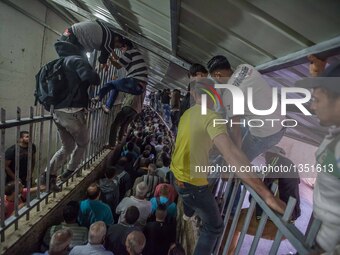 Palestinian Workers Cross Into Israel 