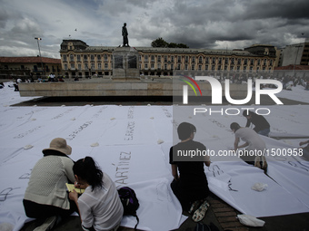People Support The Peace Agreement Reached Between The FARC And The Colombian Government In Bogota
