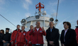 Der Praesident des Hellenic Rescue Team (HRT) Georgios Kalogeropoulos (3.v.r.) haelt waehr...