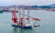 A high-horsepower tugboat pulls the fourth-generation offshore wind power construction pla...
