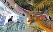 Visitors learn about paleontology at the Yantai Branch of the Geological Museum of China i...