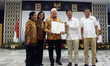 CEO of Freeport McMoran Richard Adkerson (C), President Director of PT Indonesia Asahan Al...