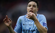 (140303) -- LONDON, March 3, 2014 (Xinhua) -- Samir Nasri of Manchester City argues with t...