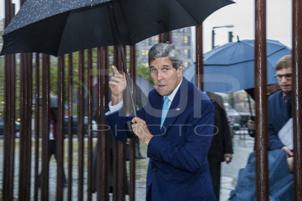 US Secretary John Kerry visits Berliner Wall