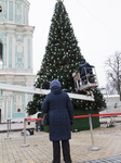Christmas tree gets decorated in Kyiv.