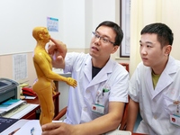 TENGZHOU, CHINA - AUGUST 17, 2023 - Dr. Du He, chief physician of the Pain Department, teaches students to familiarize themselves with human...