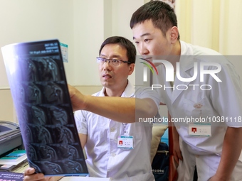 TENGZHOU, CHINA - AUGUST 17, 2023 - Du He, chief physician of the pain Department, instructs students to look at X-rays, August 17, 2023, Te...
